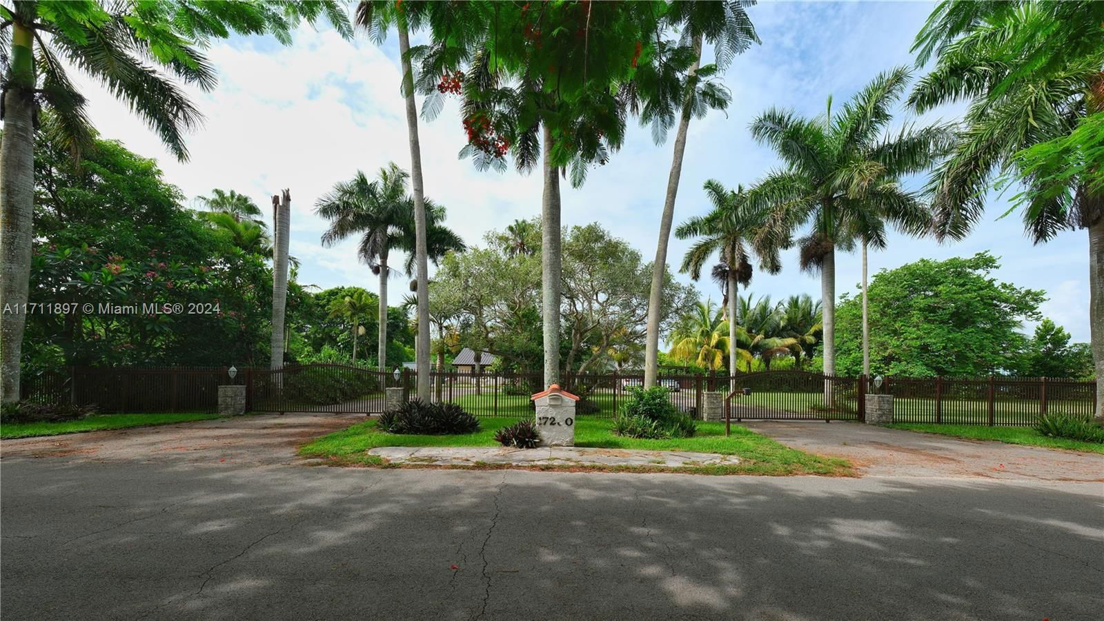 Real estate property located at 17290 192nd St, Miami-Dade, Pinetree Manor, Miami, FL