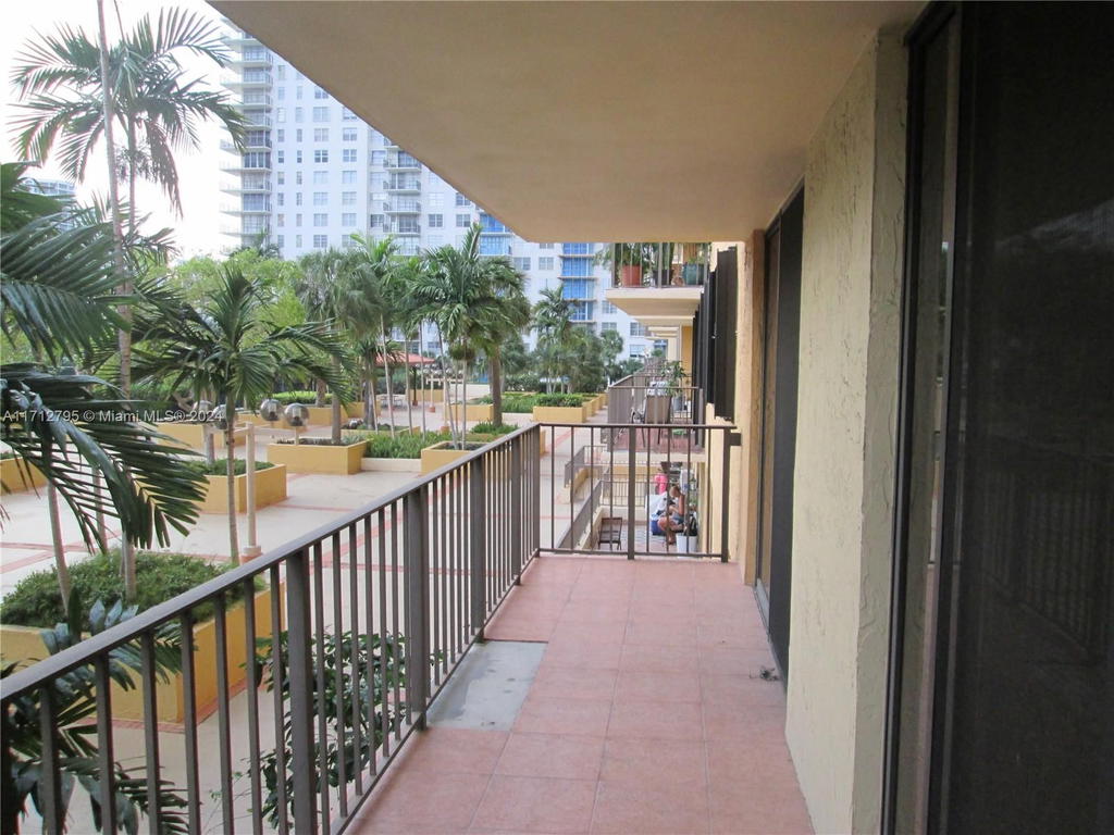 Real estate property located at 290 174th St #404, Miami-dade, Winston Towers 700 Condo, Sunny Isles Beach, FL