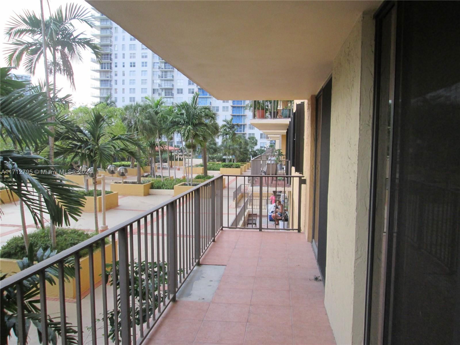 Real estate property located at 290 174th St #404, Miami-Dade, WINSTON TOWERS 700 CONDO, Sunny Isles Beach, FL