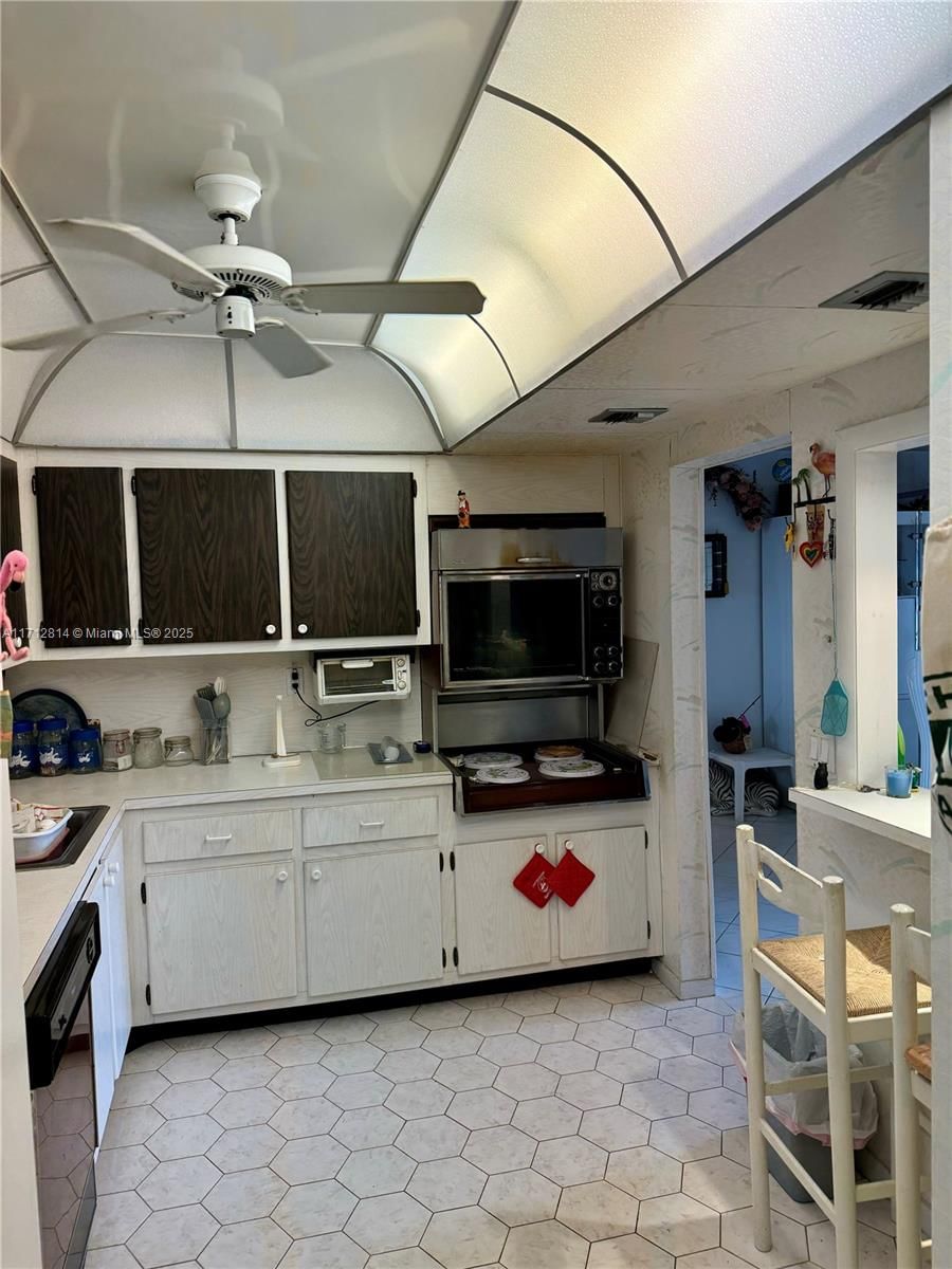 Real estate property located at 1400 Ocean Dr #506, Broward, Trafalgar Towers Condomin, Hollywood, FL