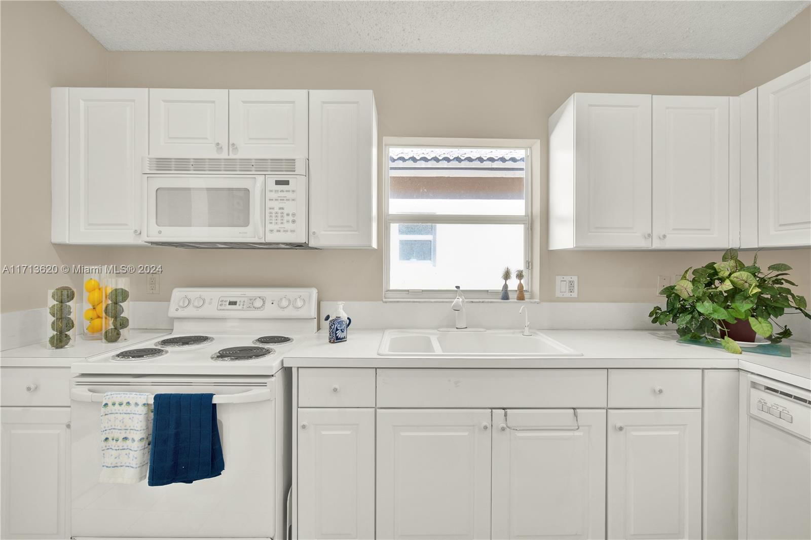 Real estate property located at 5212 112th Ct, Miami-dade, Doral Landings East Repla, Doral, FL