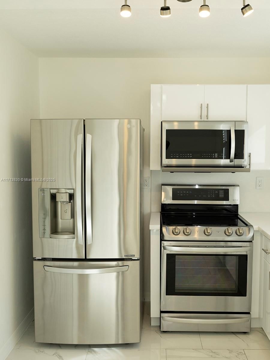 Real estate property located at 3380 9th St #201, Miami-dade, Monterey At Malibu Bay Co, Homestead, FL