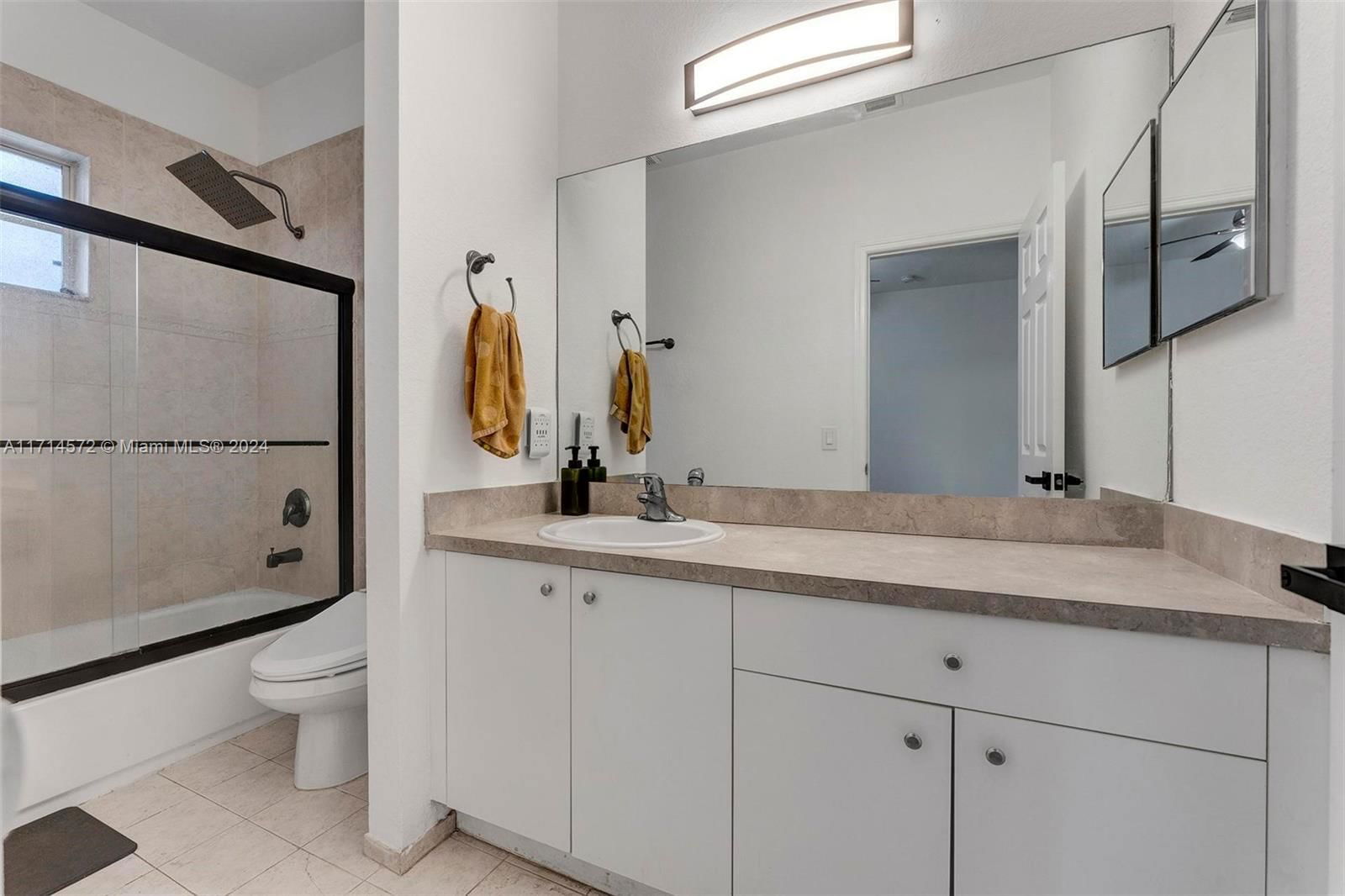 Real estate property located at 8207 Santa Monica Ter, Broward, Santa Monica, Tamarac, FL