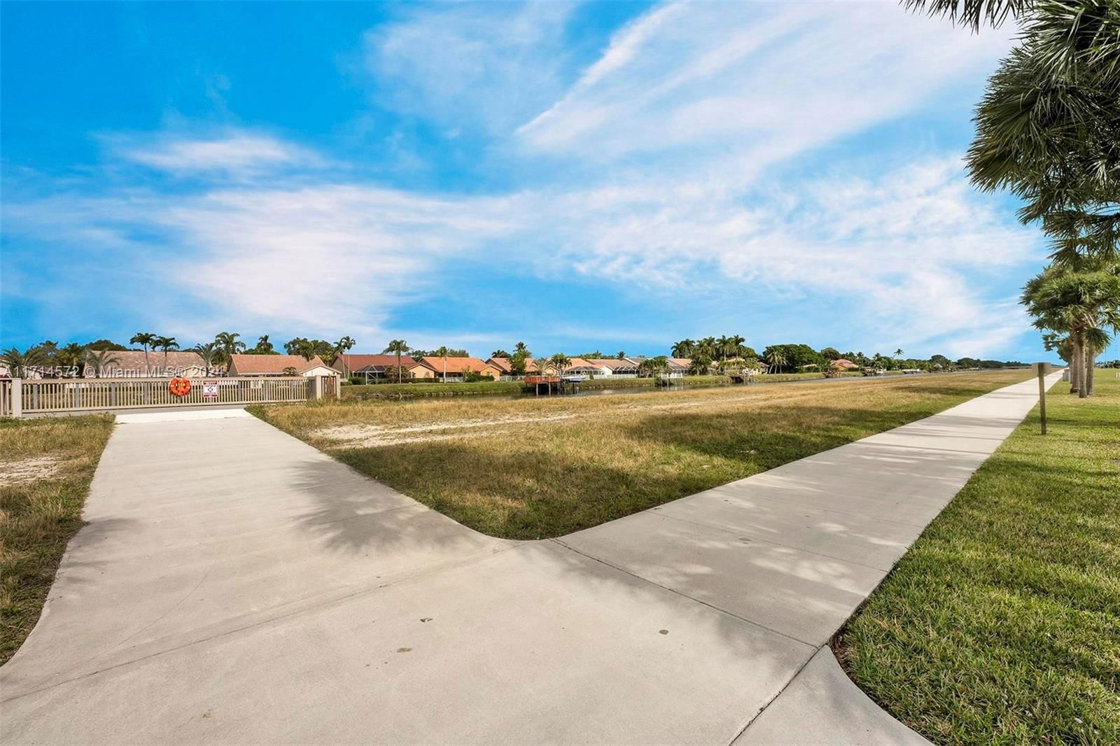 Real estate property located at 8207 Santa Monica Ter, Broward, Santa Monica, Tamarac, FL
