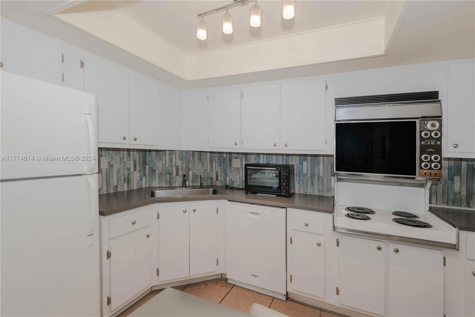 Real estate property located at 100 Golden Isles Dr #814, Broward, Lake Point Tower Condomin, Hallandale Beach, FL