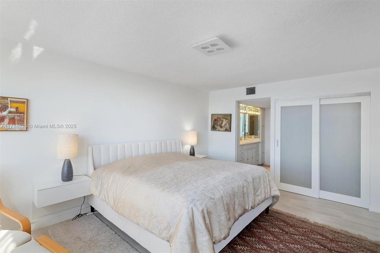 Real estate property located at 511 Bayshore Dr #304, Broward, Bayshore Towers, Fort Lauderdale, FL