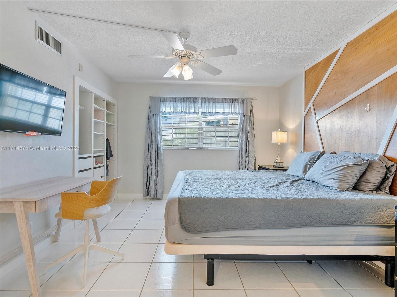 Real estate property located at 450 Paradise Isle Blvd #204, Broward, Isle Of Paradise Co-op, Hallandale Beach, FL