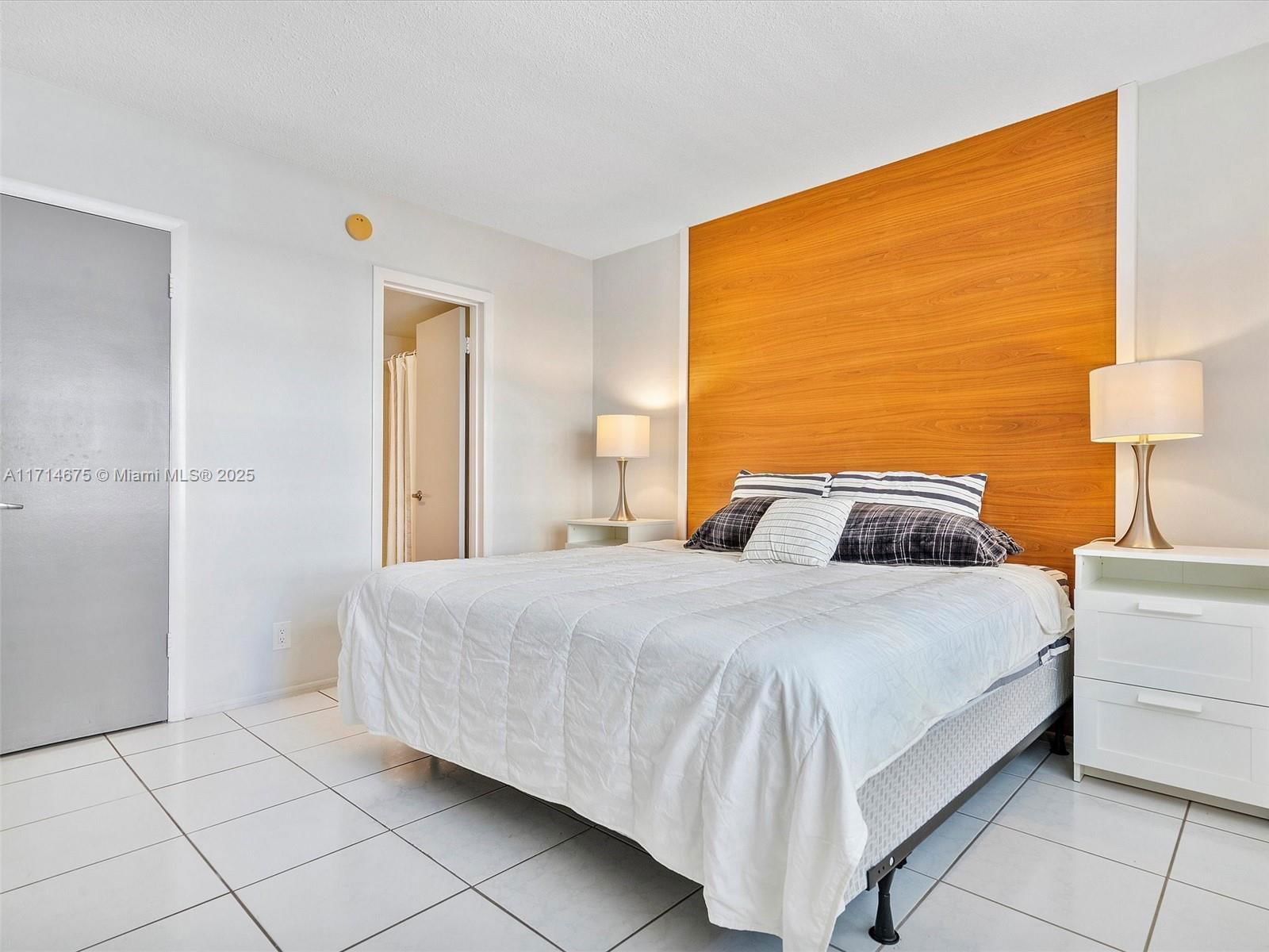 Real estate property located at 450 Paradise Isle Blvd #204, Broward, Isle Of Paradise Co-op, Hallandale Beach, FL
