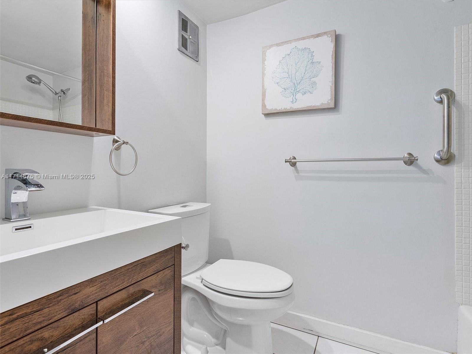 Real estate property located at 450 Paradise Isle Blvd #204, Broward, Isle Of Paradise Co-op, Hallandale Beach, FL