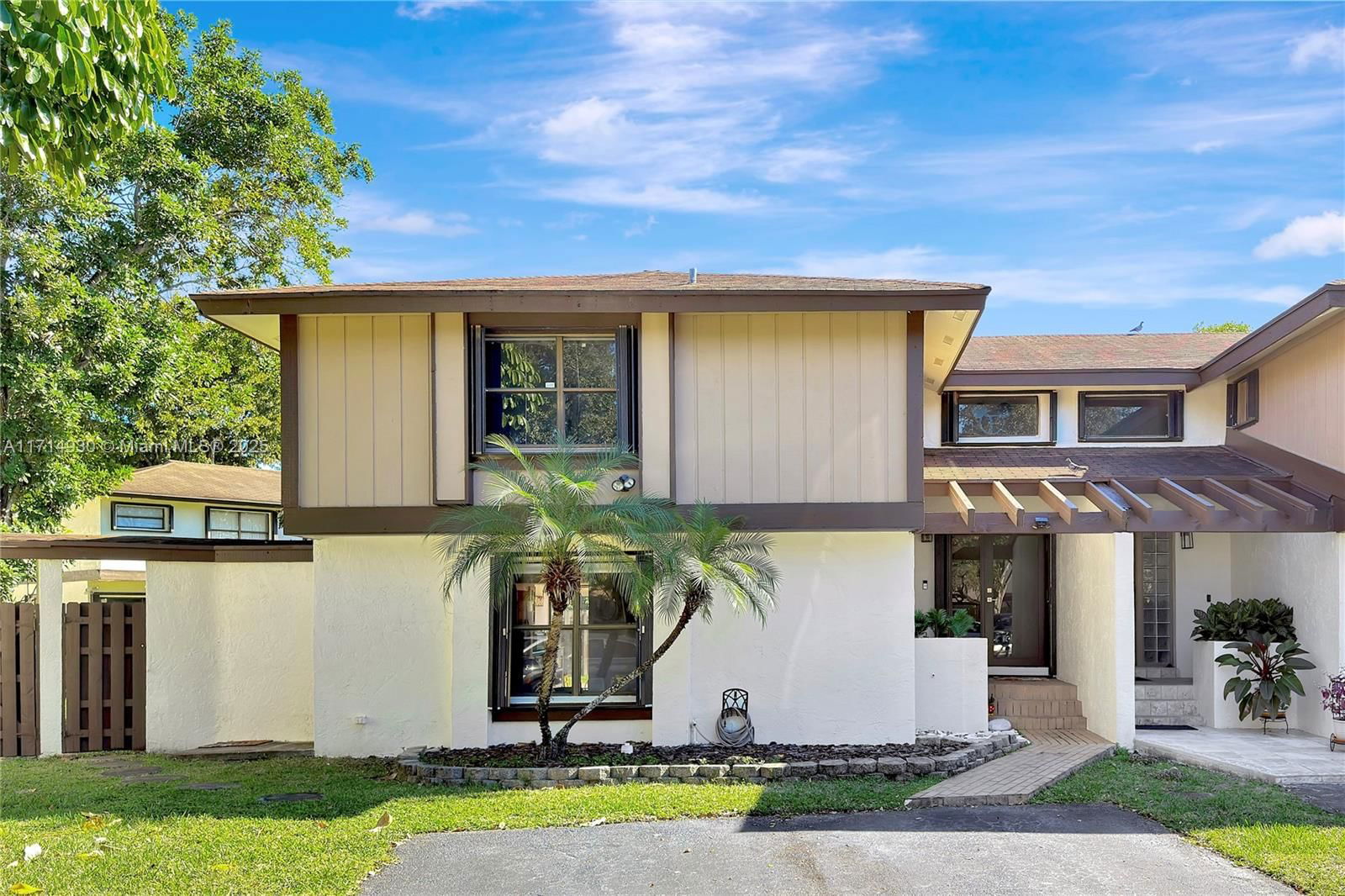 Real estate property located at 12810 67th Ter, Miami-dade, Woodgate North, Miami, FL