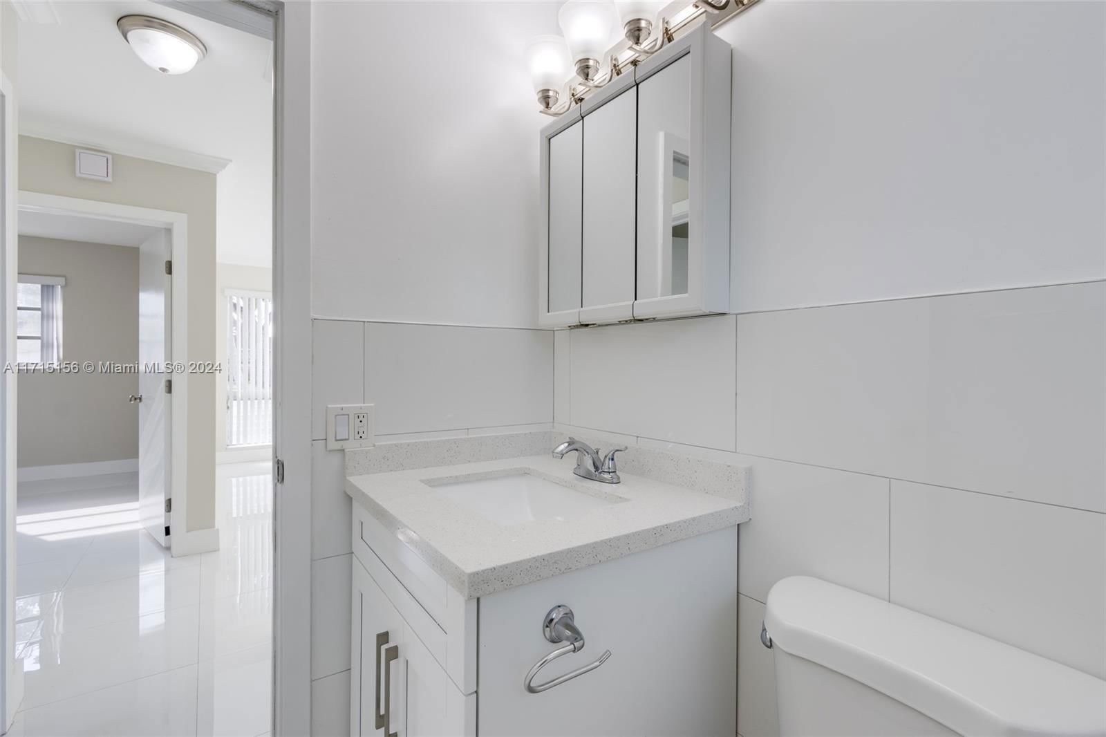 Real estate property located at 1917 42nd Ave, Broward, Hollywood Hills, Hollywood, FL