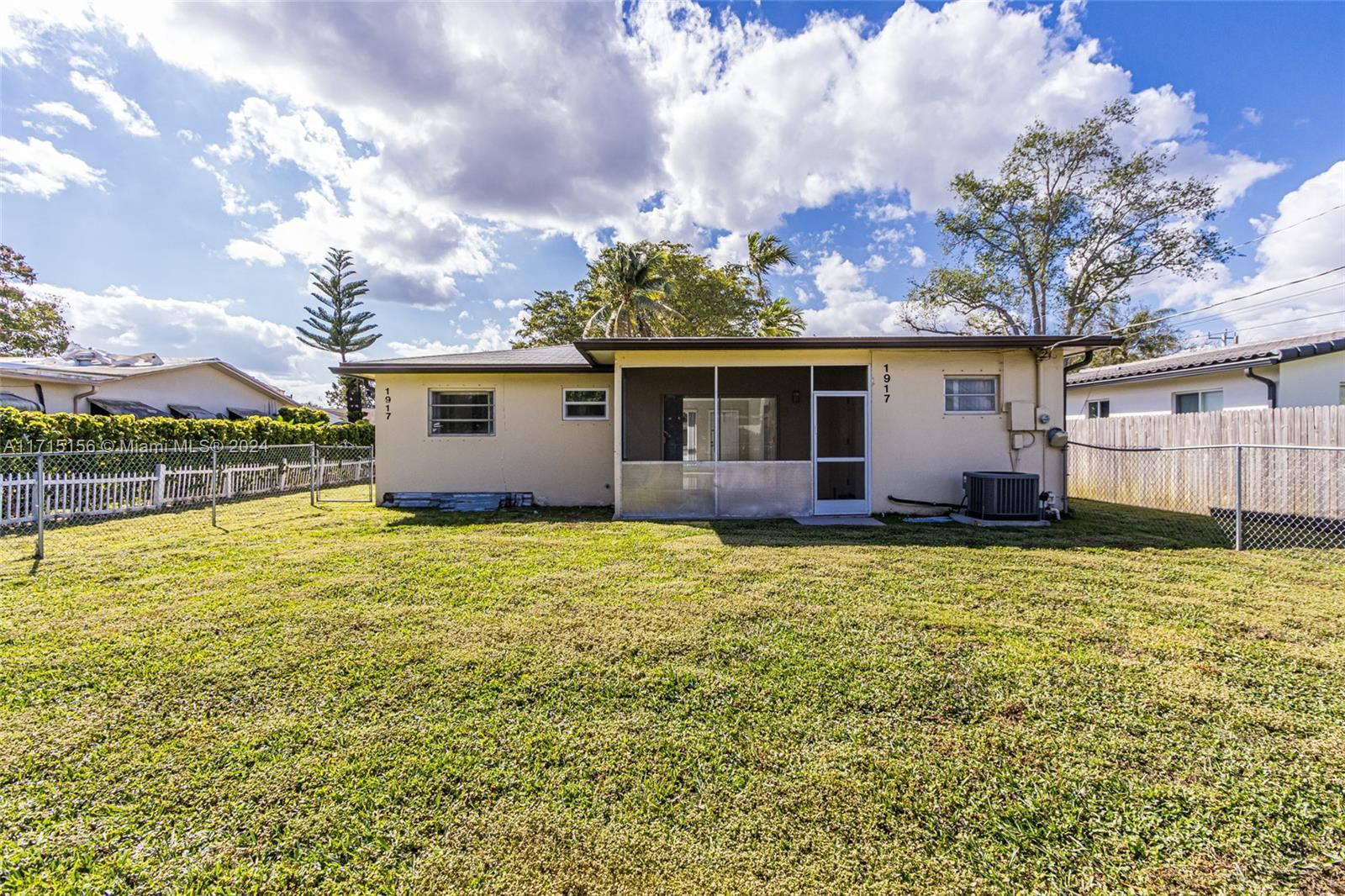 Real estate property located at 1917 42nd Ave, Broward, Hollywood Hills, Hollywood, FL