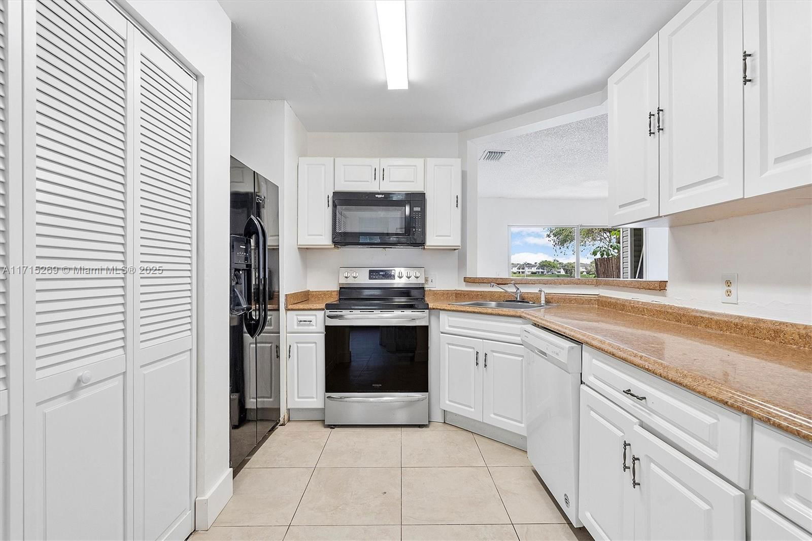 Real estate property located at 3417 44th St #103, Broward, Summer Lake, Oakland Park, FL