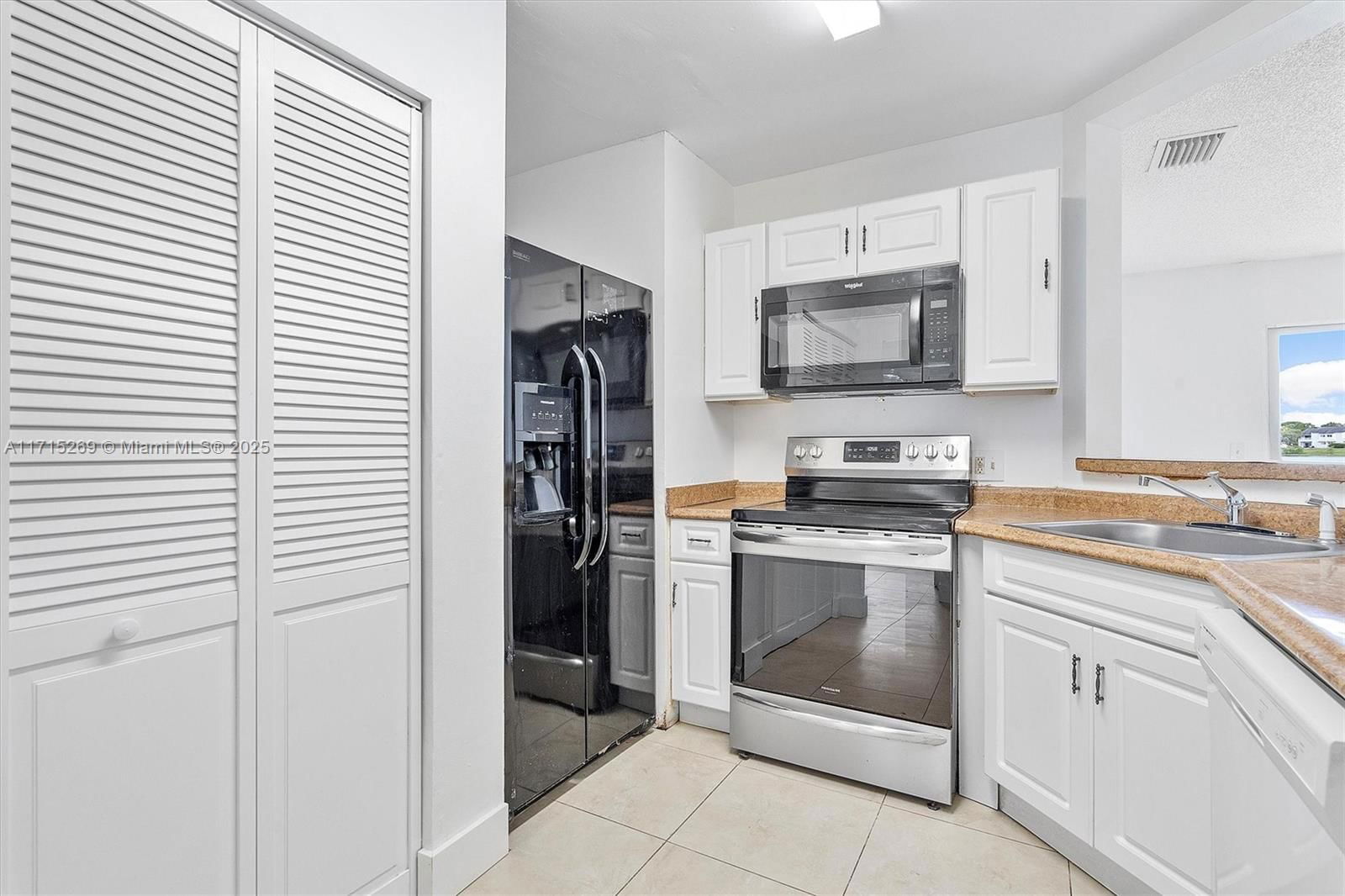 Real estate property located at 3417 44th St #103, Broward, Summer Lake, Oakland Park, FL