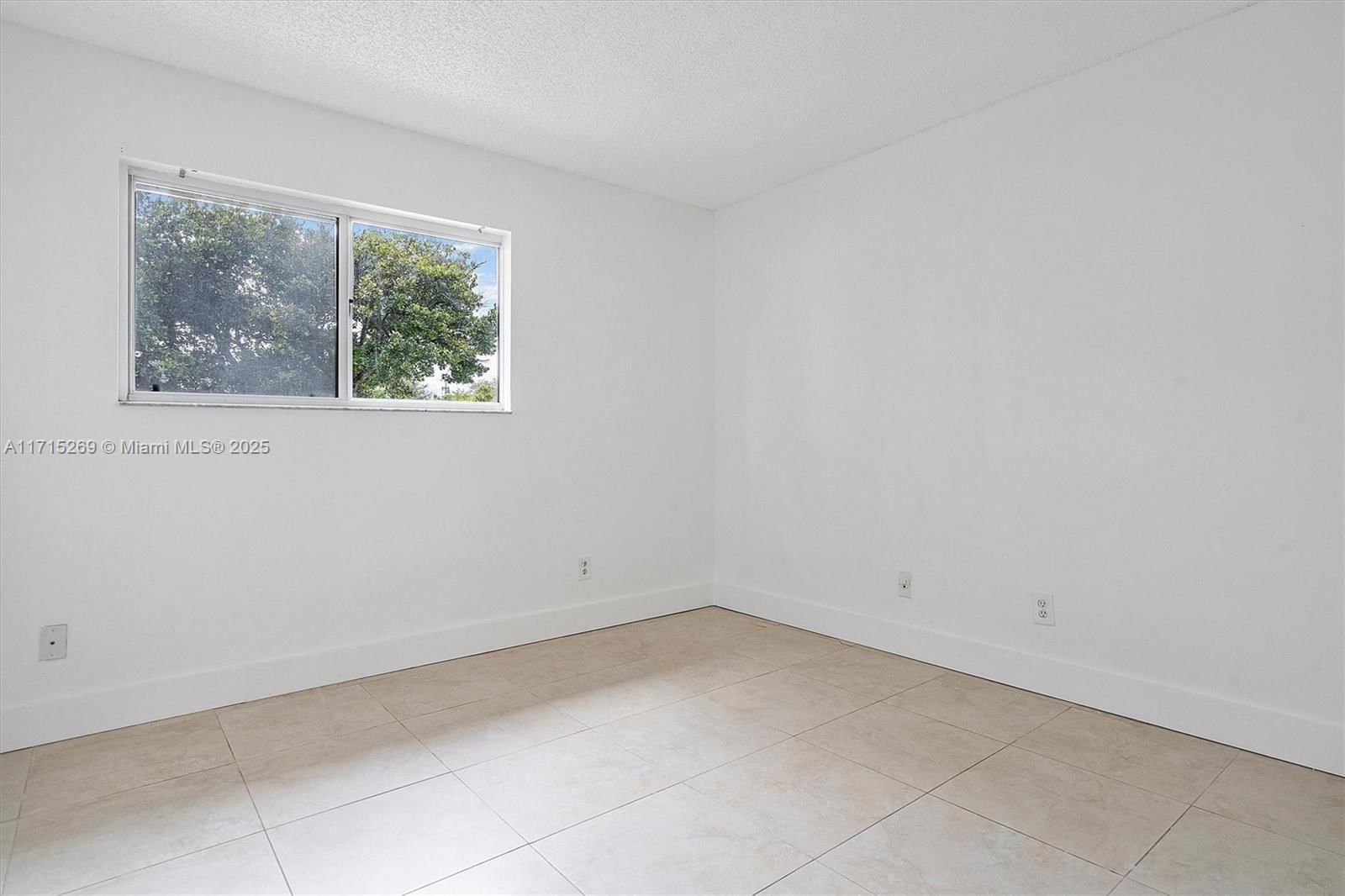 Real estate property located at 3417 44th St #103, Broward, Summer Lake, Oakland Park, FL