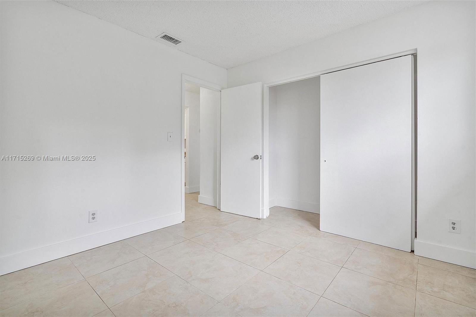 Real estate property located at 3417 44th St #103, Broward, Summer Lake, Oakland Park, FL
