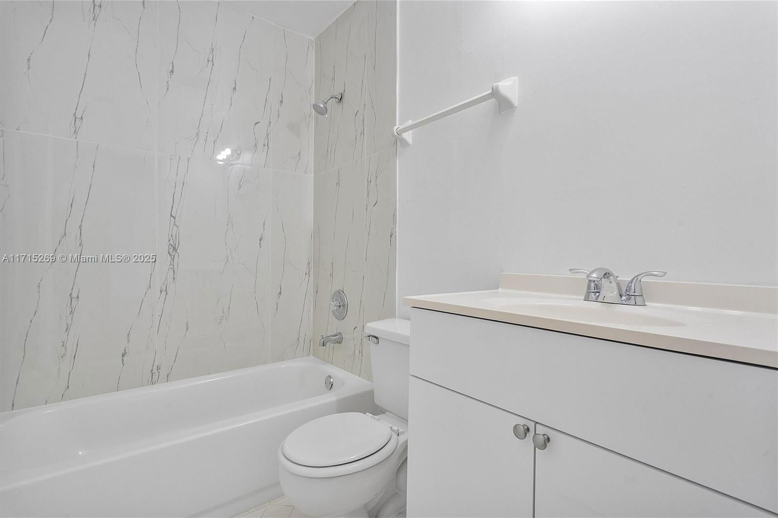 Real estate property located at 3417 44th St #103, Broward, Summer Lake, Oakland Park, FL