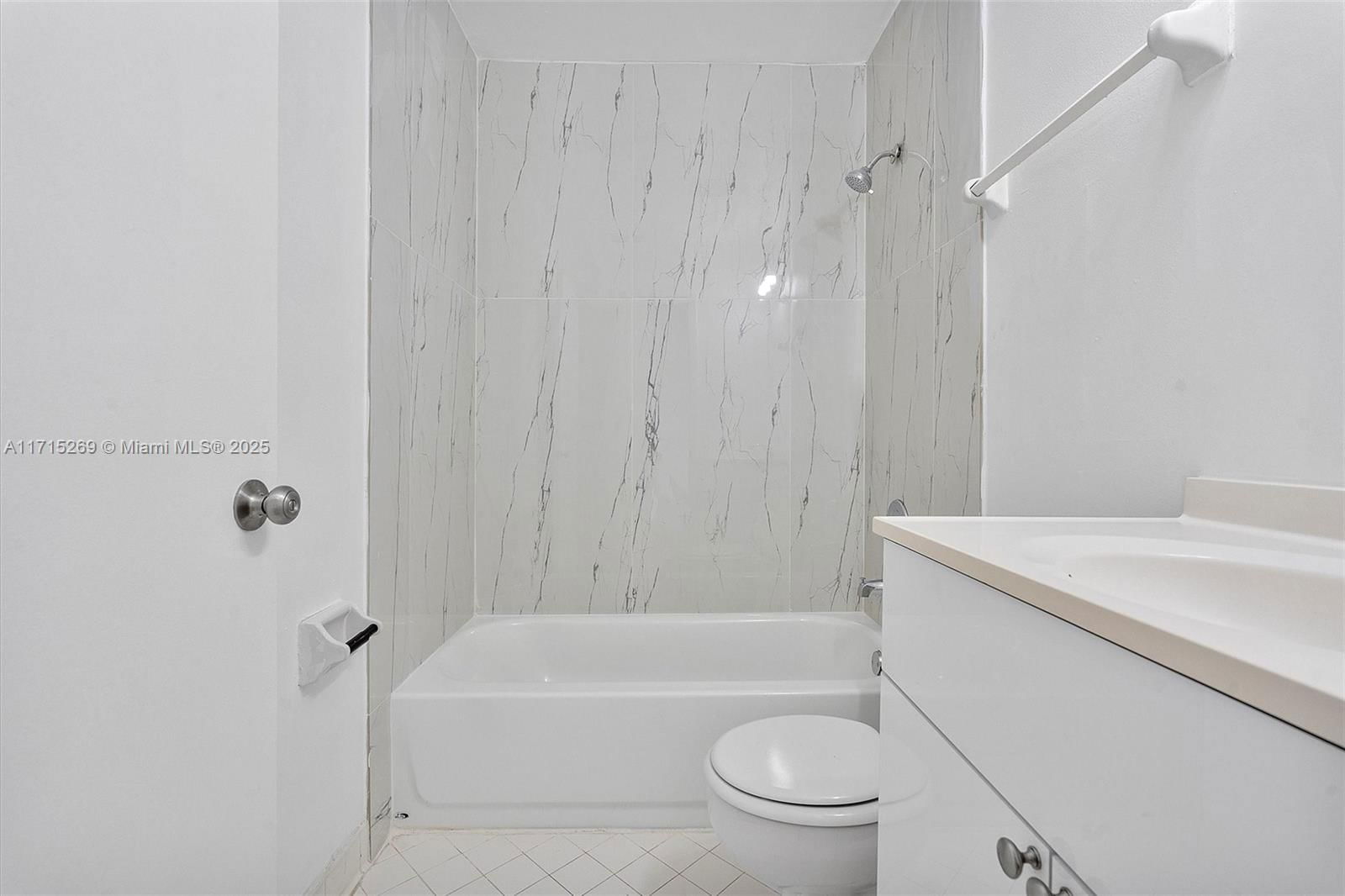 Real estate property located at 3417 44th St #103, Broward, Summer Lake, Oakland Park, FL