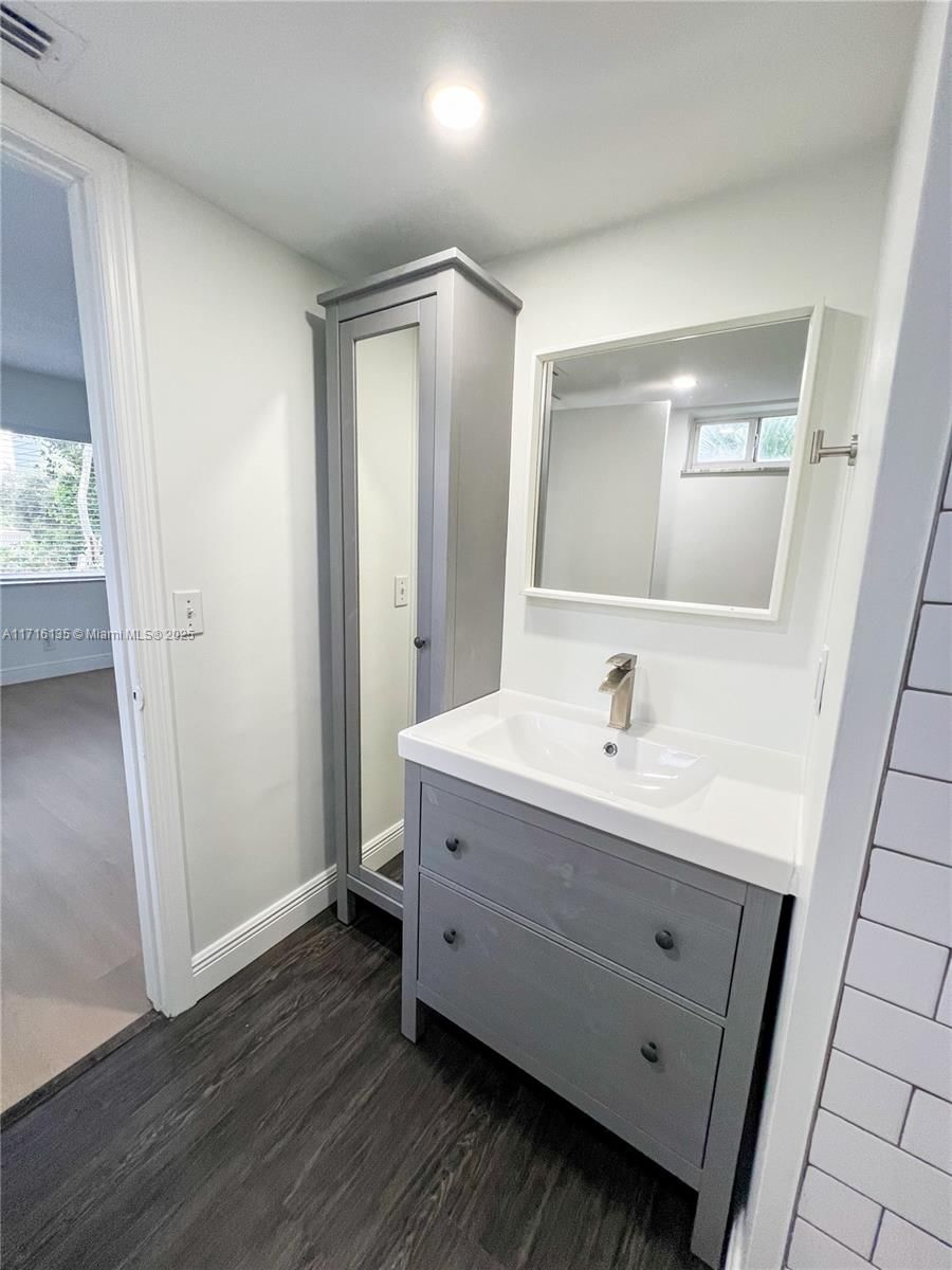 Real estate property located at 1638 Embassy Dr #301, Palm Beach, Jamestown Condo, West Palm Beach, FL
