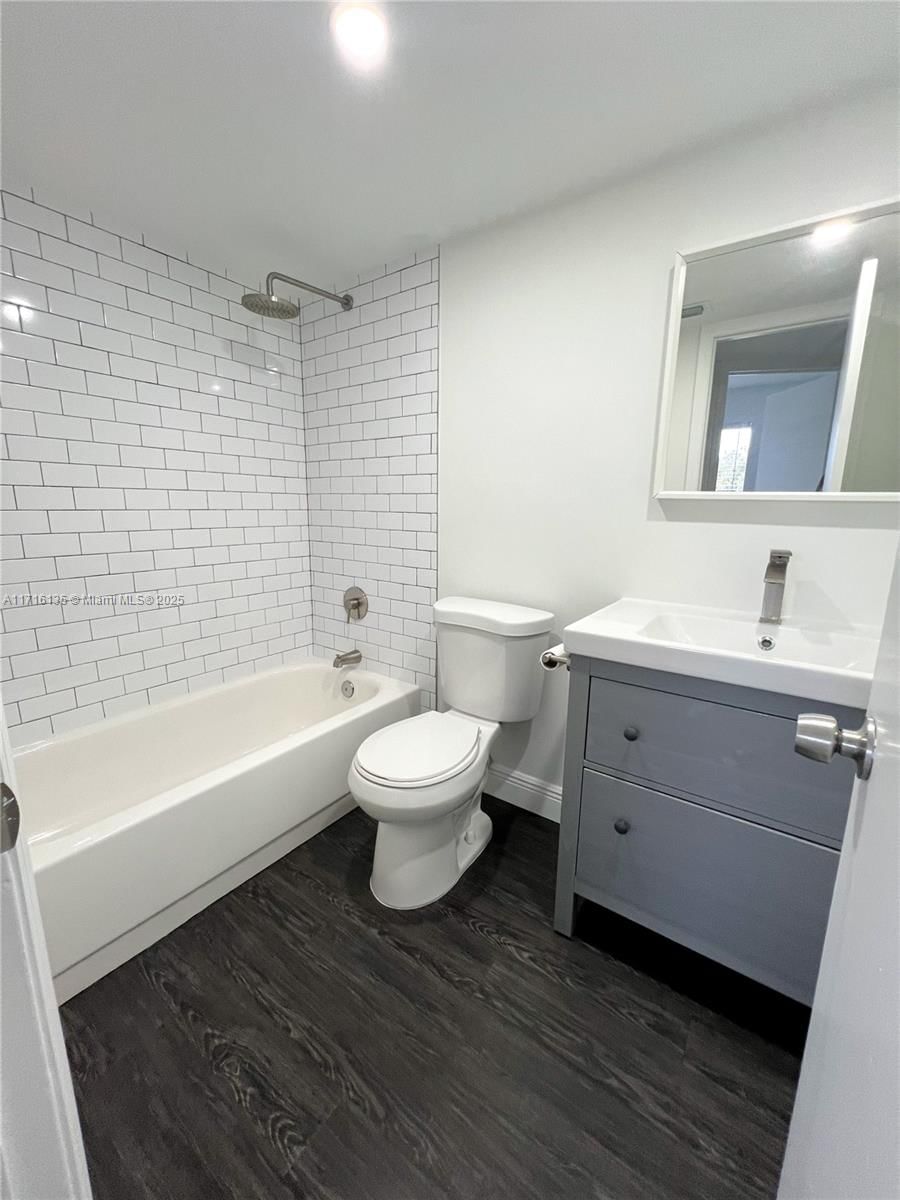 Real estate property located at 1638 Embassy Dr #301, Palm Beach, Jamestown Condo, West Palm Beach, FL