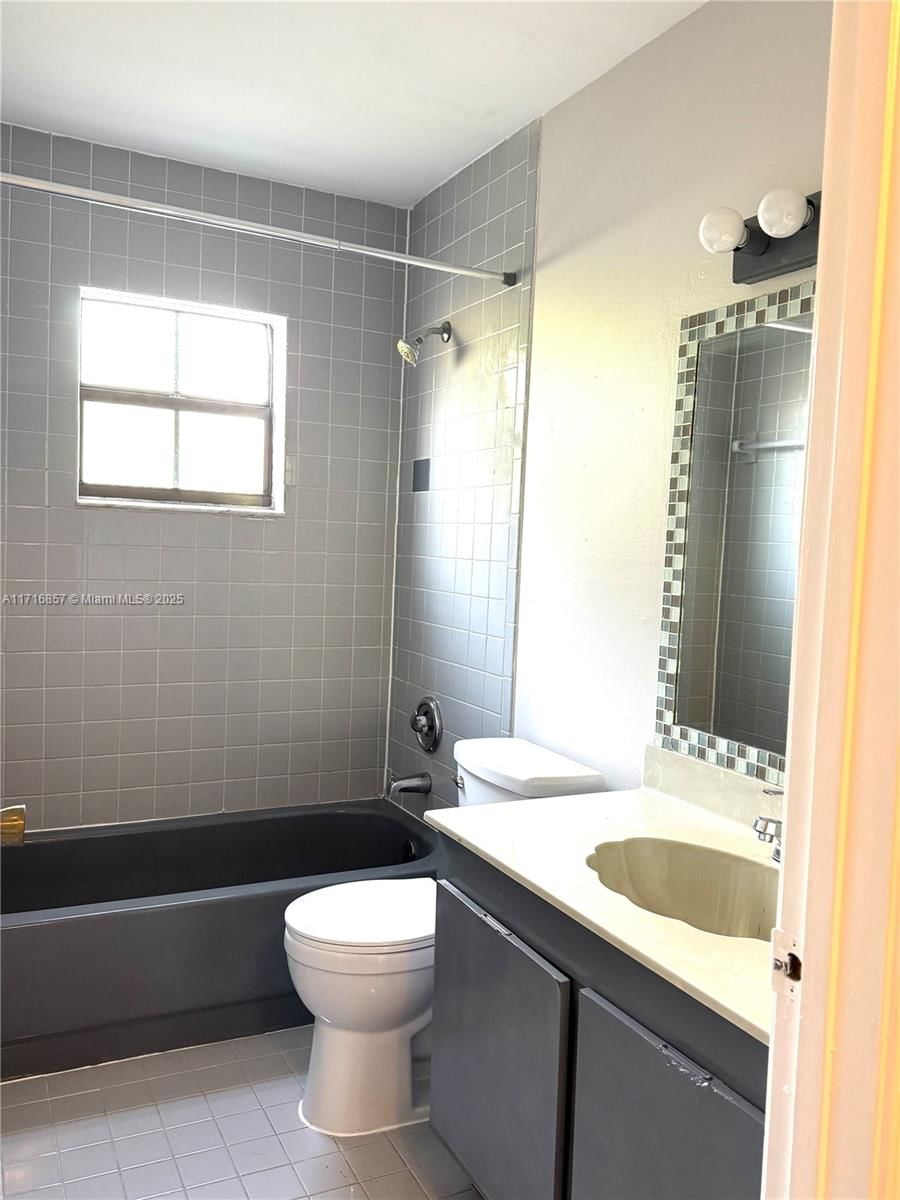 Real estate property located at 3562 95th Ter #2Q, Broward, Grenadier Lakes At Welleb, Sunrise, FL