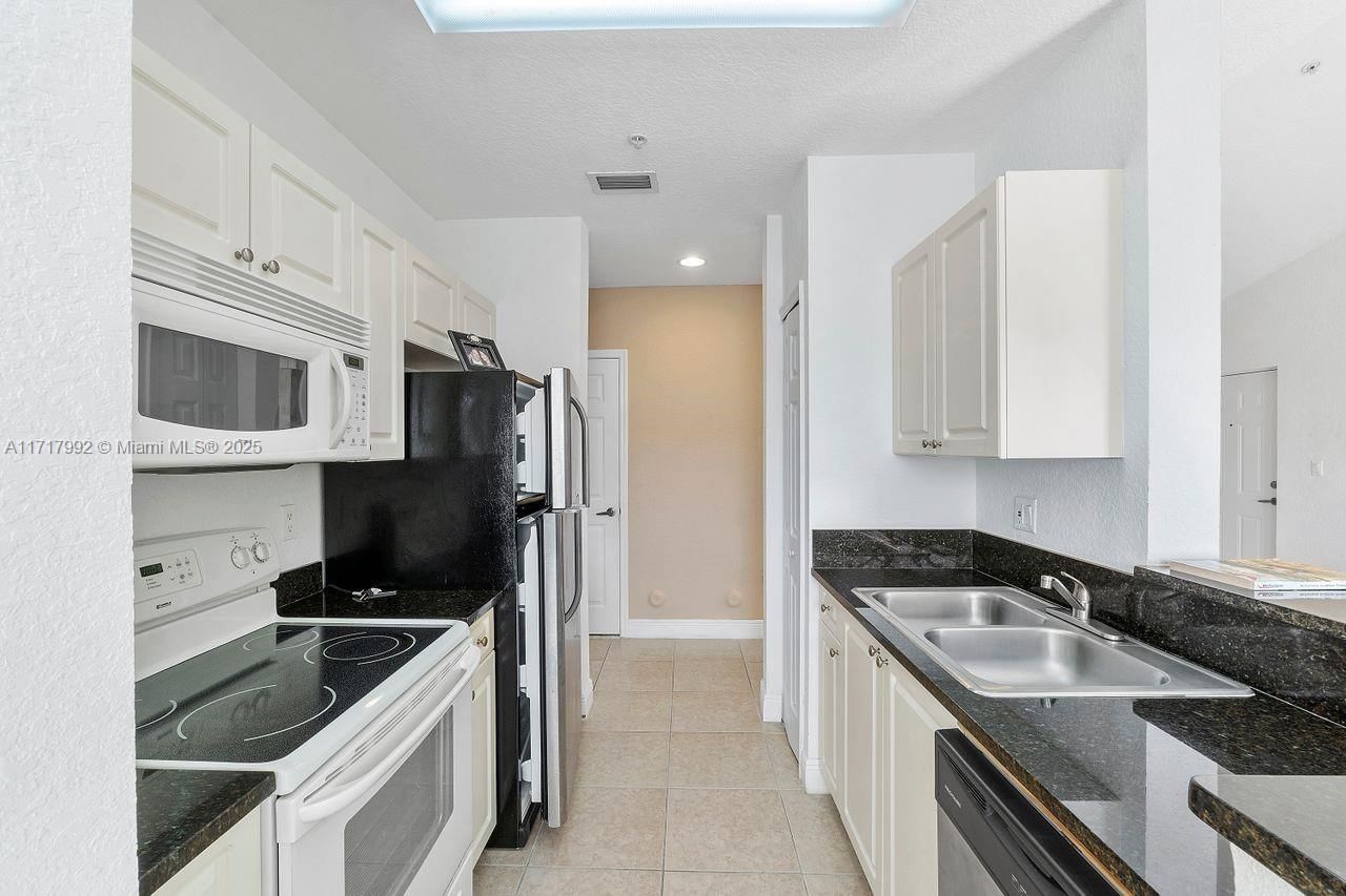 Real estate property located at 20930 87th Ave #305, Miami-dade, Breeze Of Galloway Condo, Cutler Bay, FL