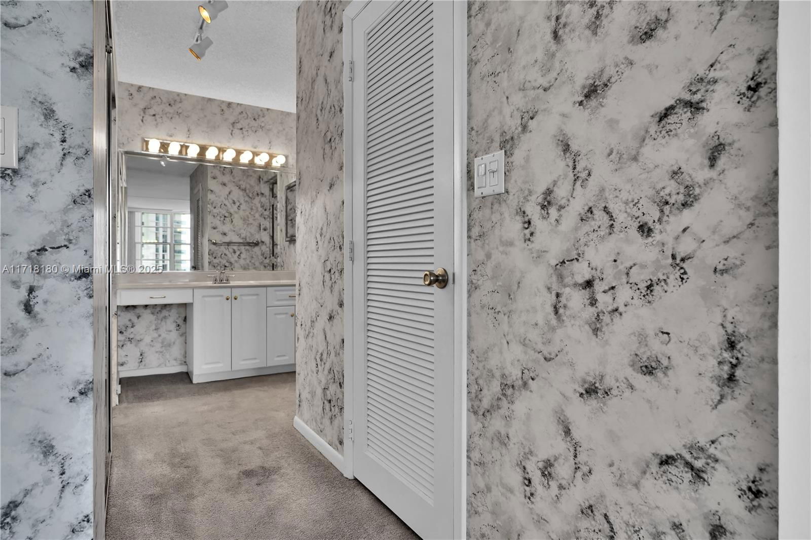 Real estate property located at 3800 Ocean Dr #1019, Broward, Hallmark Of Hollywood Con, Hollywood, FL