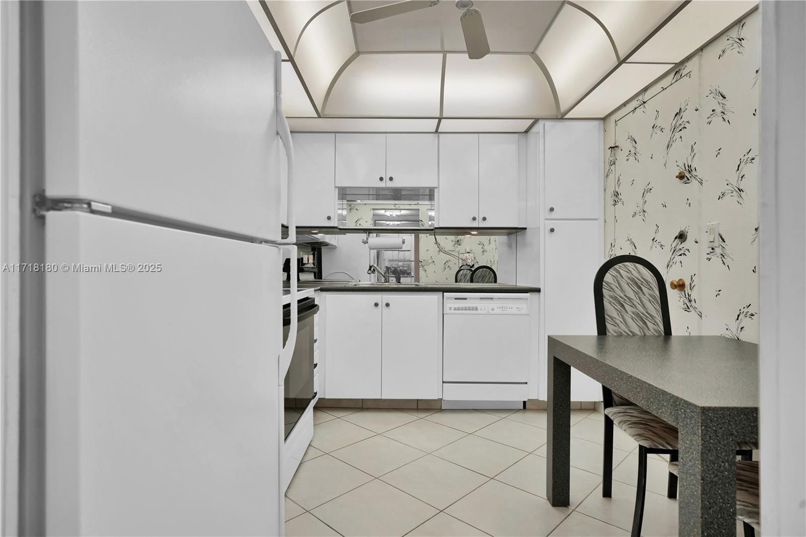 Real estate property located at 3800 Ocean Dr #1019, Broward, Hallmark Of Hollywood Con, Hollywood, FL