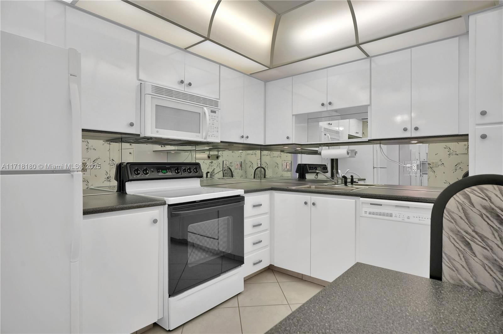 Real estate property located at 3800 Ocean Dr #1019, Broward, Hallmark Of Hollywood Con, Hollywood, FL