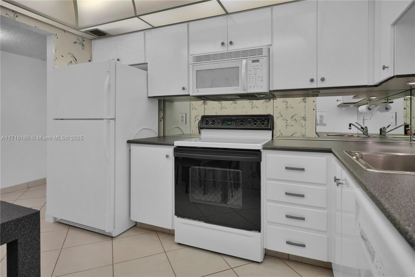 Real estate property located at 3800 Ocean Dr #1019, Broward, Hallmark Of Hollywood Con, Hollywood, FL