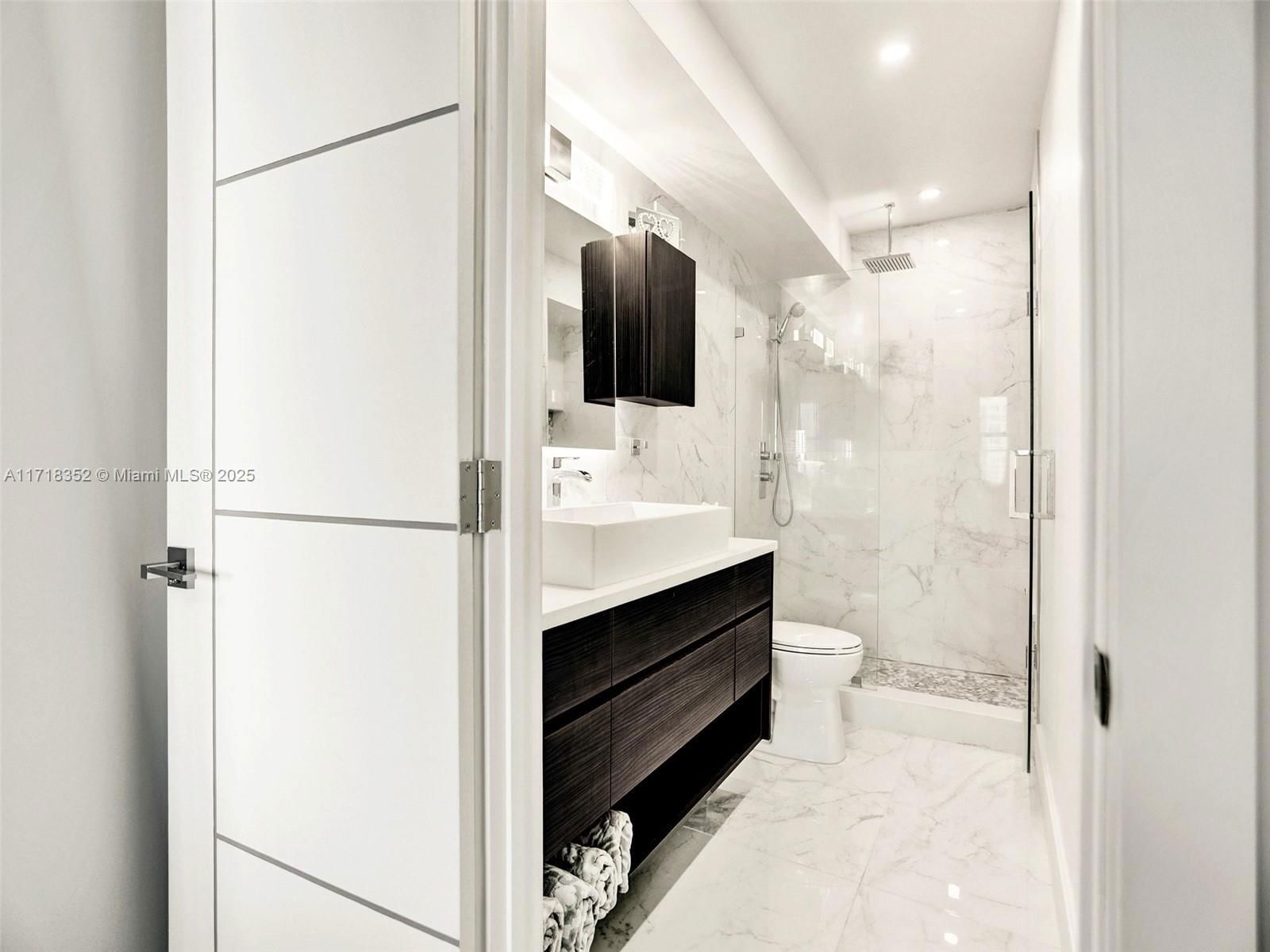Real estate property located at 2501 Ocean Dr #1211, Broward, Wave Condo, Hollywood, FL