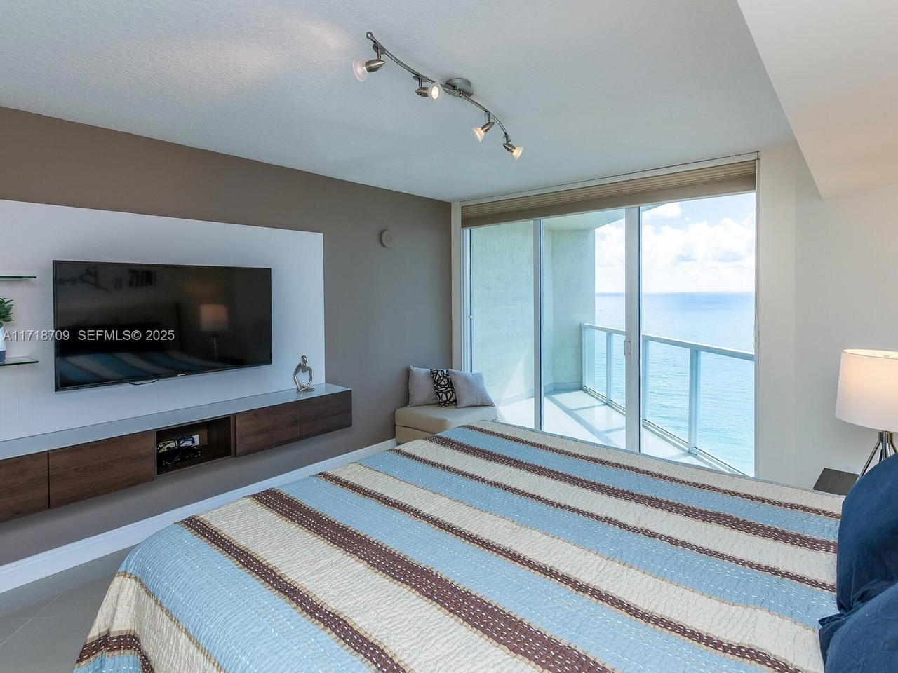 Real estate property located at 16699 Collins Ave #1709, Miami-dade, La Perla Condo, Sunny Isles Beach, FL