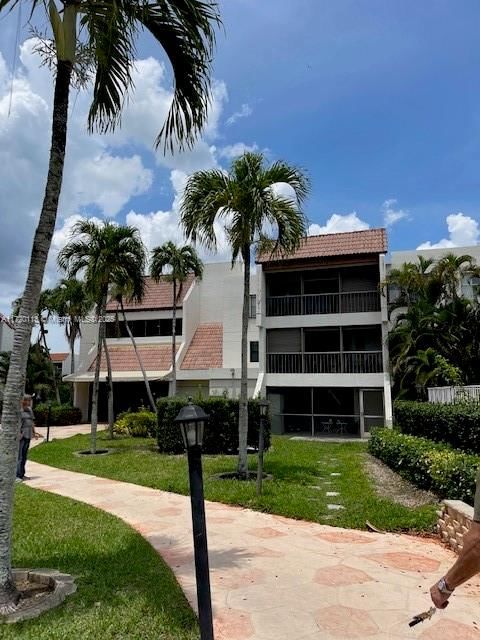 Real estate property located at 301 Racquet Club Rd #201, Broward, BUILDING FOUR OF RACQUET, Weston, FL