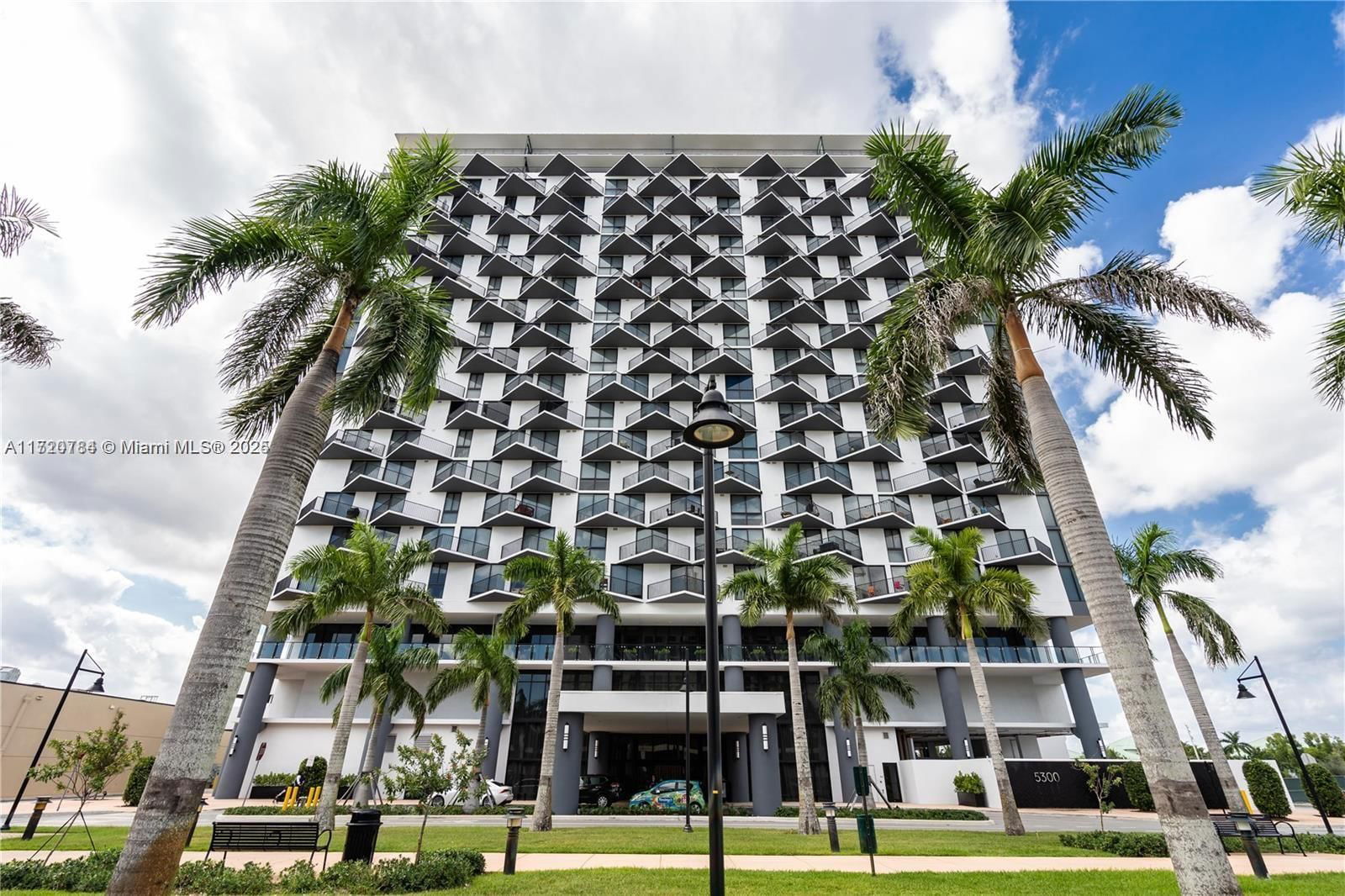 Real estate property located at 5300 Paseo Blvd #505, Miami-Dade, 5252 PASEO CONDO, Doral, FL