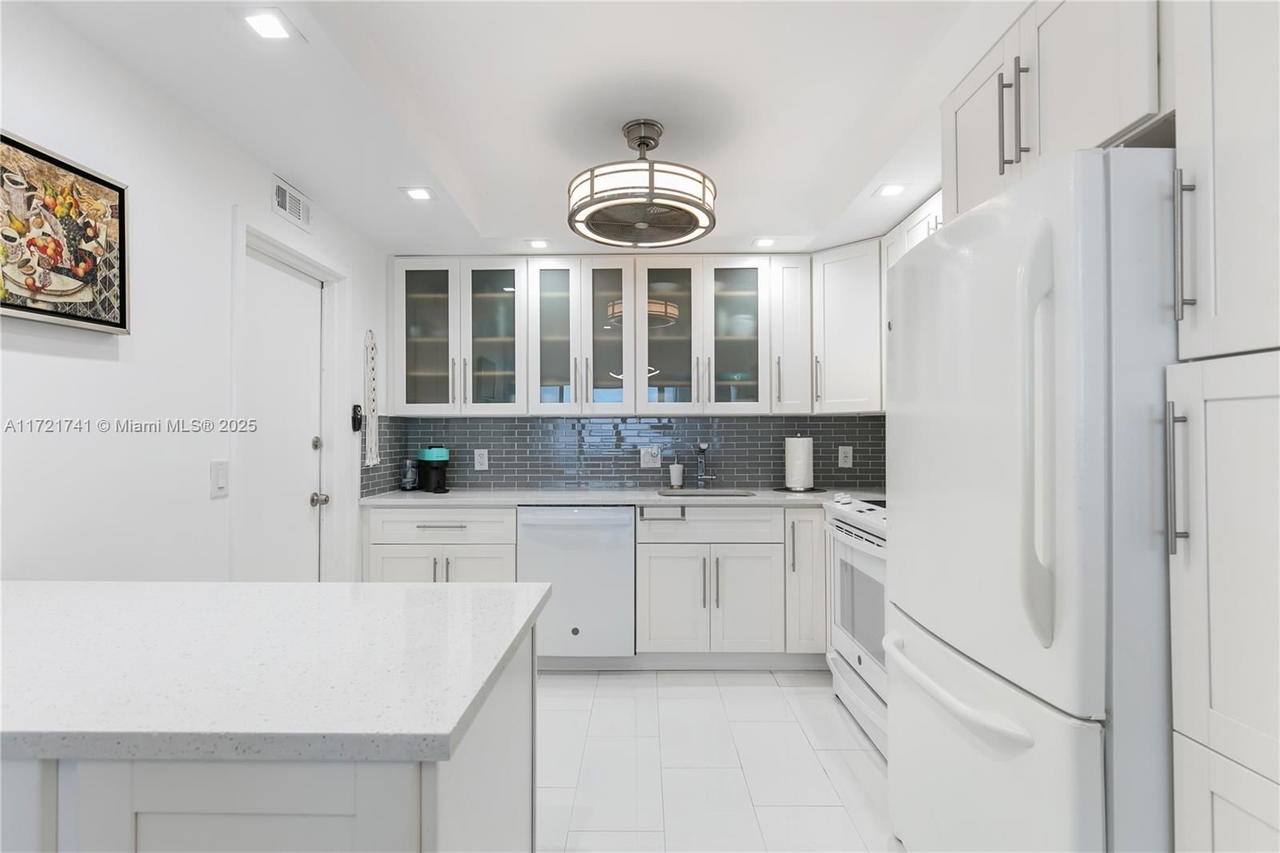Real estate property located at 2201 Ocean Dr #1602, Broward, Quadomain Tower I And Iv, Hollywood, FL