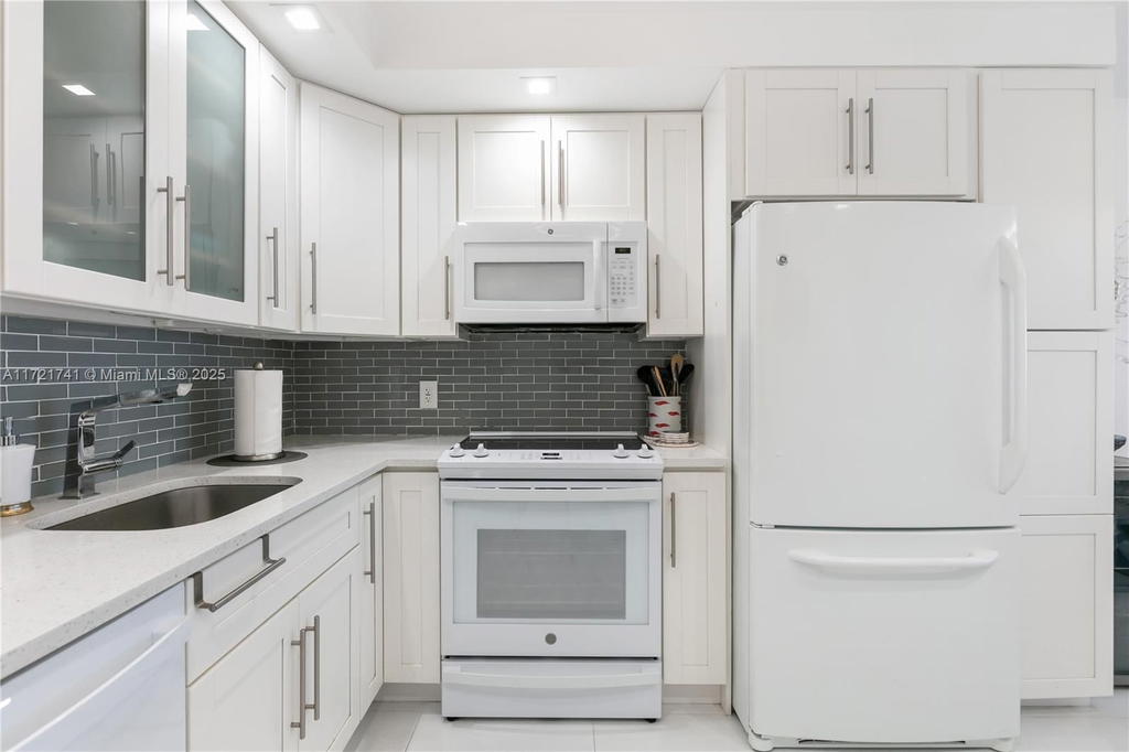 Real estate property located at 2201 Ocean Dr #1602, Broward, Quadomain Tower I And Iv, Hollywood, FL