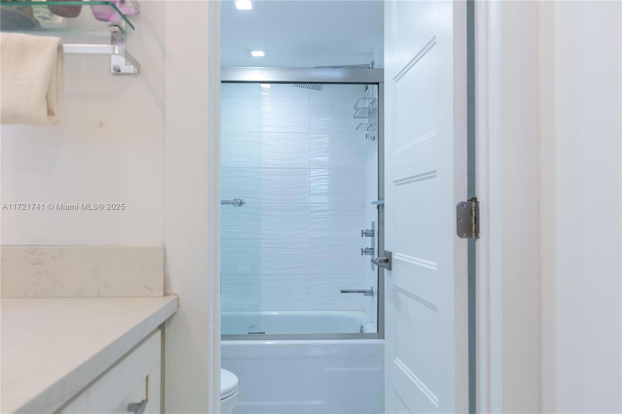 Real estate property located at 2201 Ocean Dr #1602, Broward, Quadomain Tower I And Iv, Hollywood, FL
