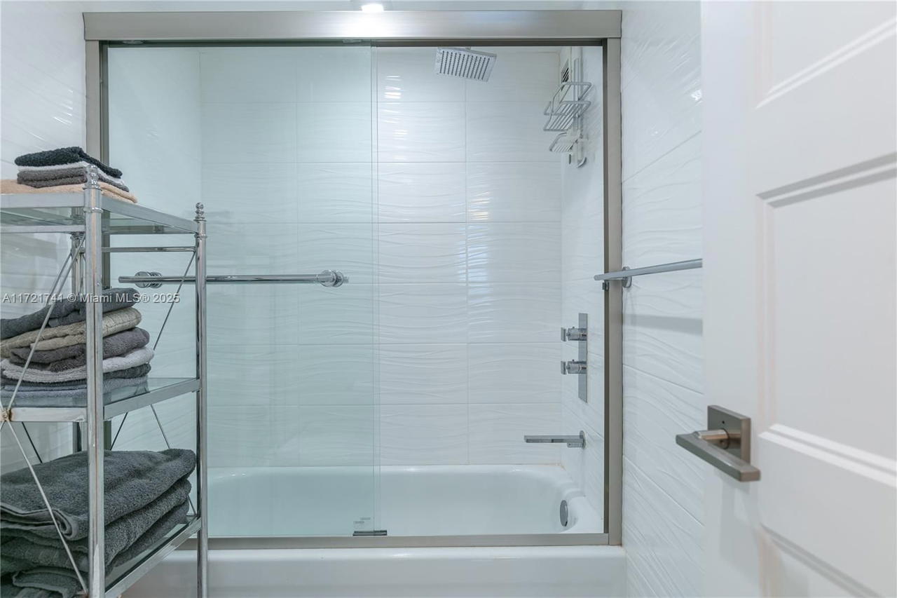 Real estate property located at 2201 Ocean Dr #1602, Broward, Quadomain Tower I And Iv, Hollywood, FL