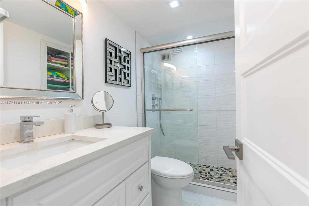 Real estate property located at 2201 Ocean Dr #1602, Broward, Quadomain Tower I And Iv, Hollywood, FL