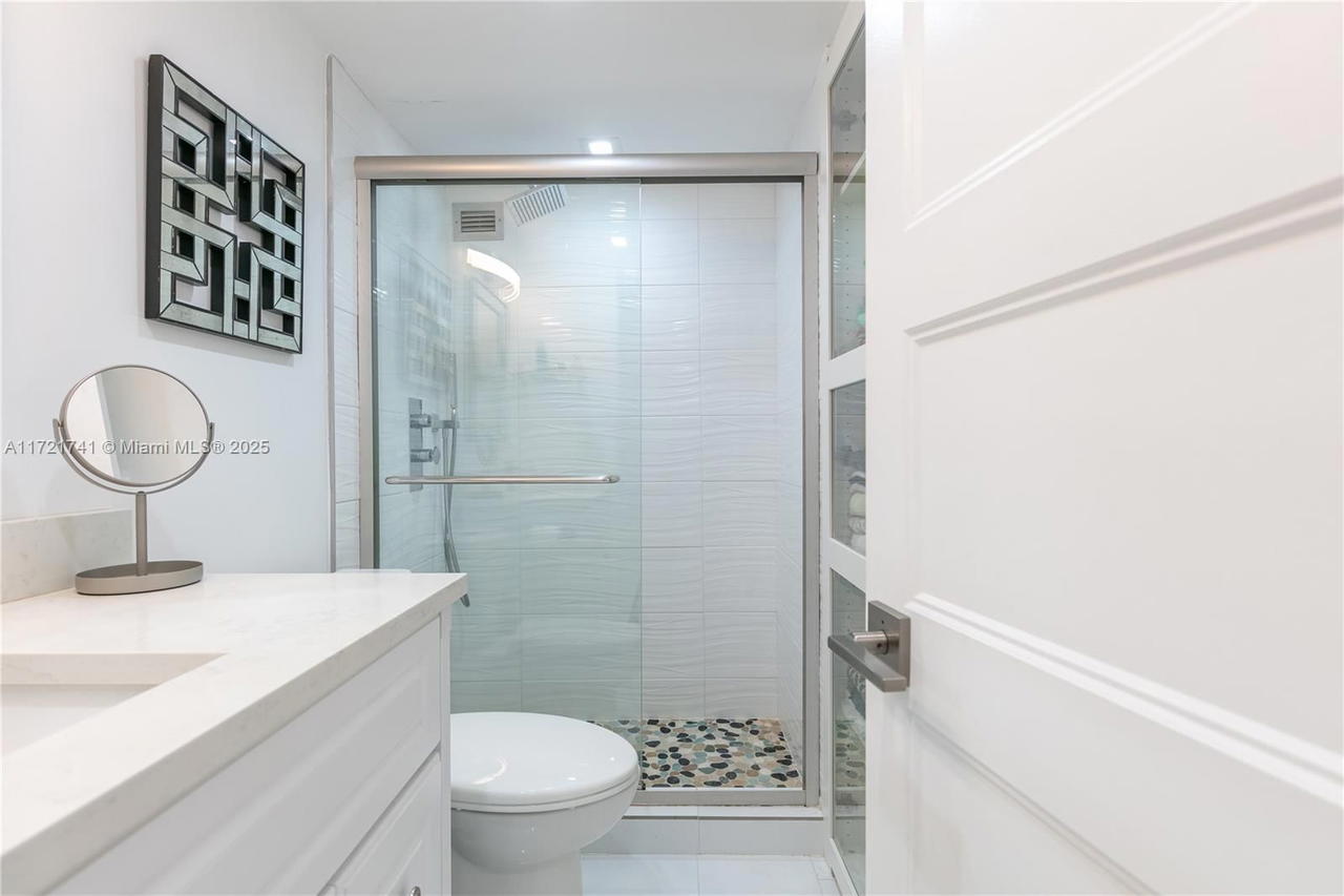 Real estate property located at 2201 Ocean Dr #1602, Broward, Quadomain Tower I And Iv, Hollywood, FL