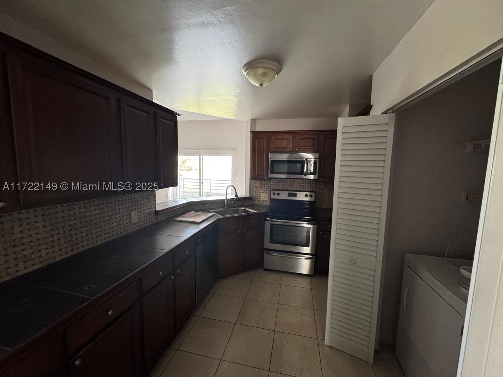 Real estate property located at 3437 44th St #208, Broward, Summer Lake, Oakland Park, FL
