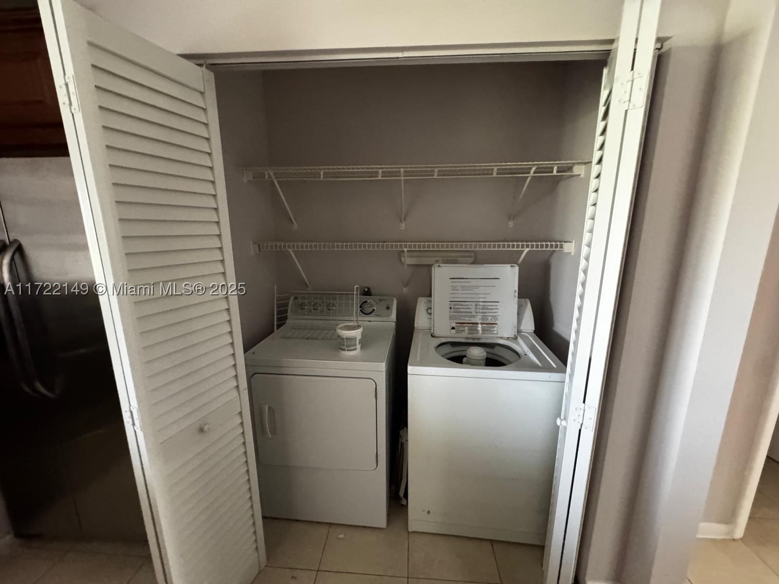 Real estate property located at 3437 44th St #208, Broward, Summer Lake, Oakland Park, FL