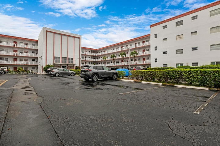 Real estate property located at 4000 44th Ave #205, Broward, Sapphire Condo, Lauderdale Lakes, FL