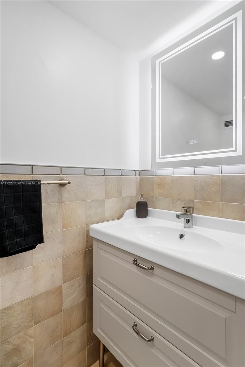 Real estate property located at 800 Parkview Dr #316, Broward, Oceanview Park Condo, Hallandale Beach, FL