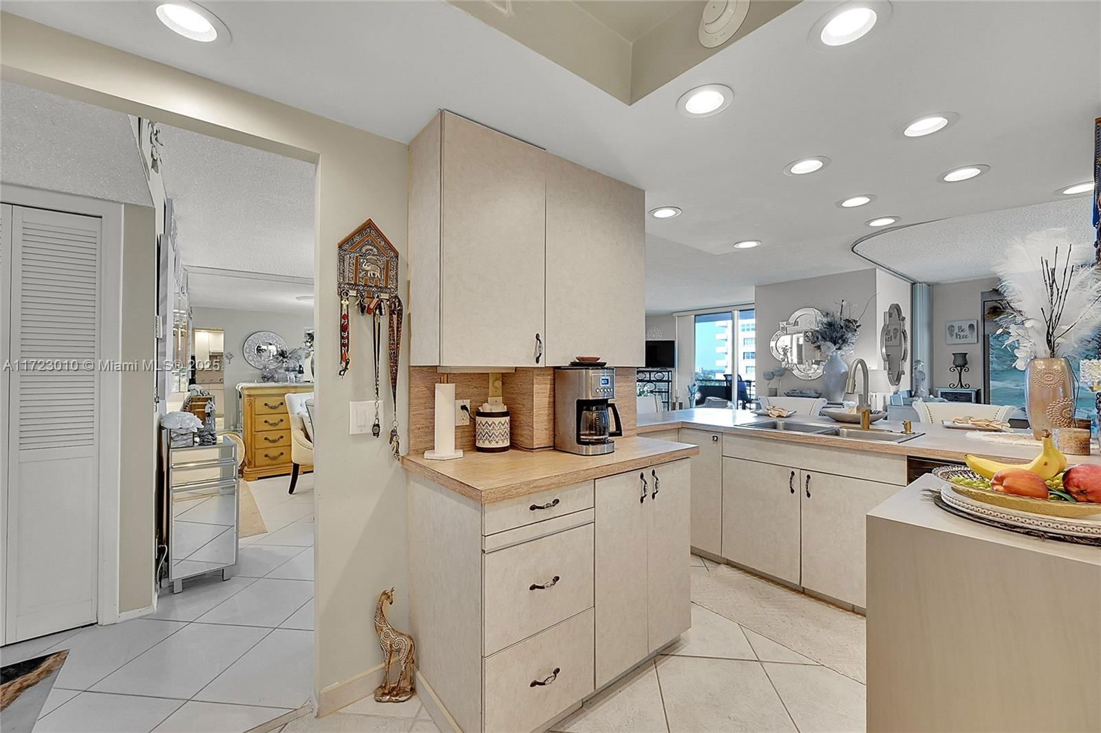Real estate property located at 2000 Ocean Blvd #8D, Broward, Royal Coast Condo, Lauderdale By The Sea, FL