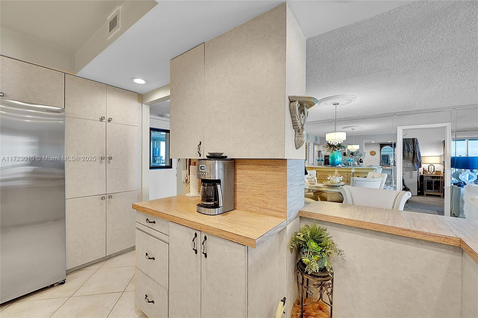 Real estate property located at 2000 Ocean Blvd #8D, Broward, Royal Coast Condo, Lauderdale By The Sea, FL