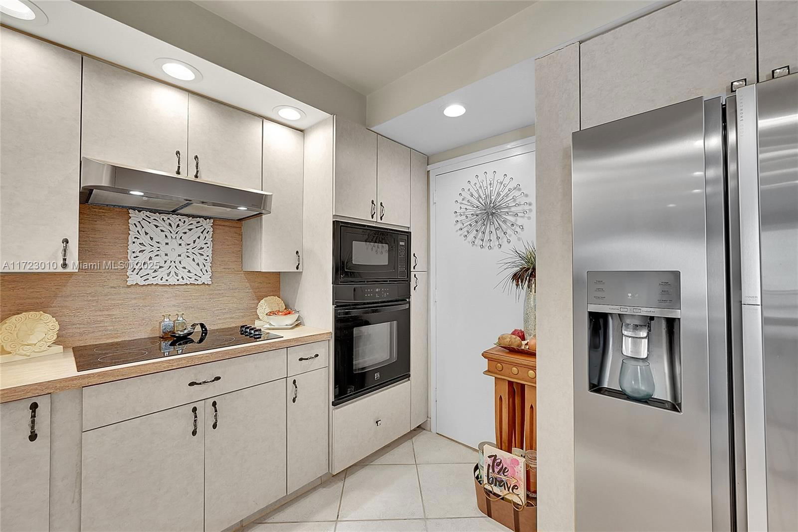 Real estate property located at 2000 Ocean Blvd #8D, Broward, Royal Coast Condo, Lauderdale By The Sea, FL