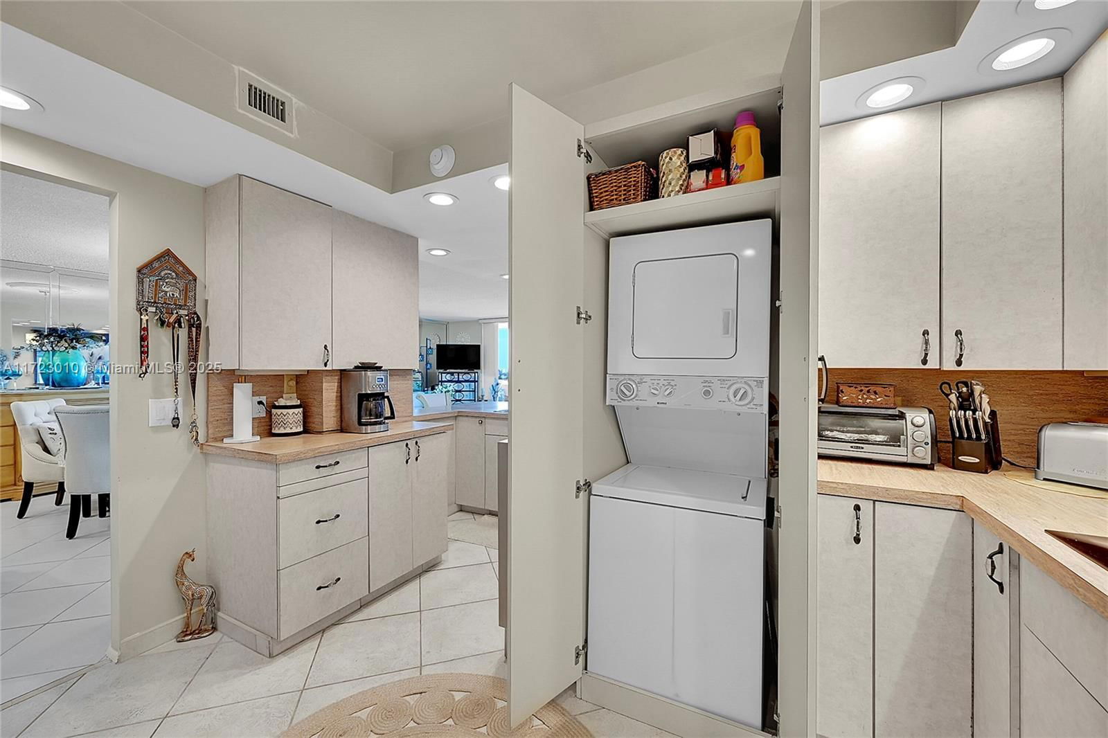 Real estate property located at 2000 Ocean Blvd #8D, Broward, Royal Coast Condo, Lauderdale By The Sea, FL