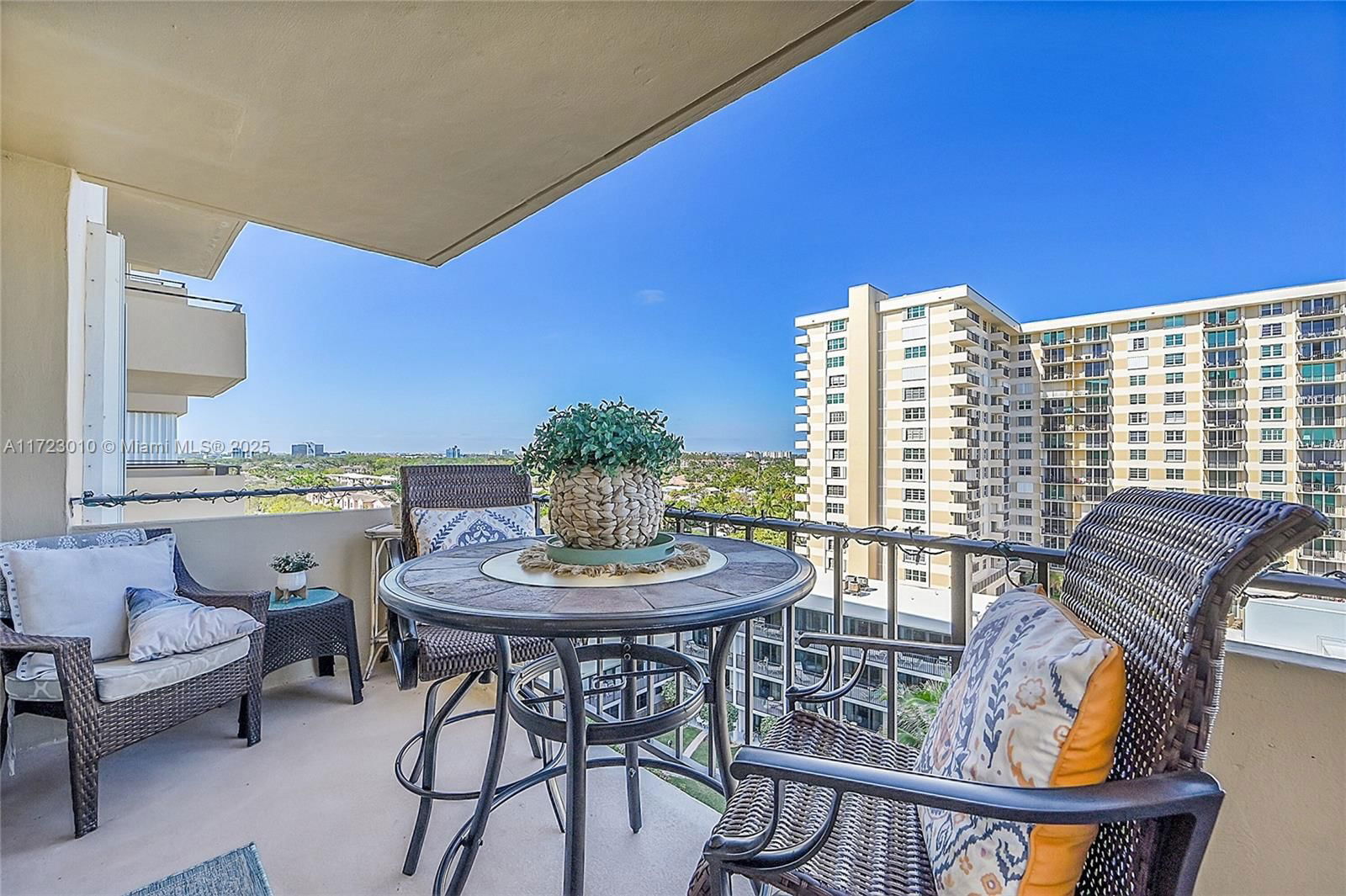 Real estate property located at 2000 Ocean Blvd #8D, Broward, Royal Coast Condo, Lauderdale By The Sea, FL