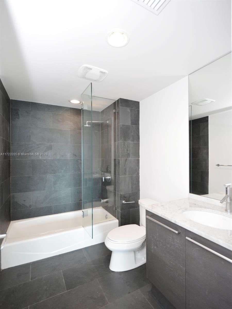 Real estate property located at 900 Biscayne Blvd #5606, Miami-dade, 900 Biscayne Bay Condo, Miami, FL